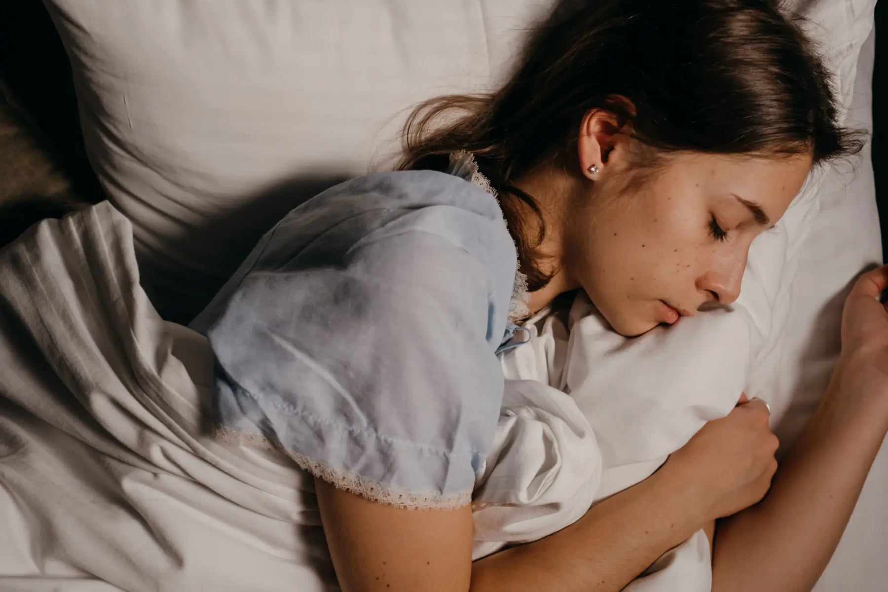 ¿Puedo dormir con lentes de contacto? Lo que realmente ocurre cuando te quedás dormido con ellos
